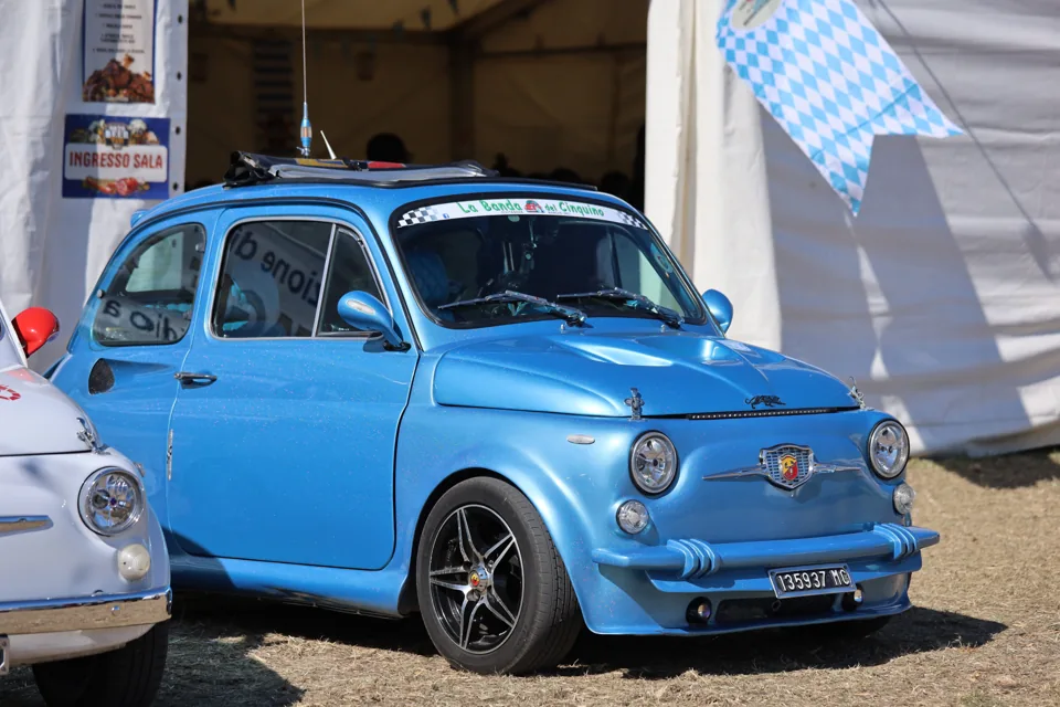 Una Fiat 500 azzurra tra le vetture esposte.