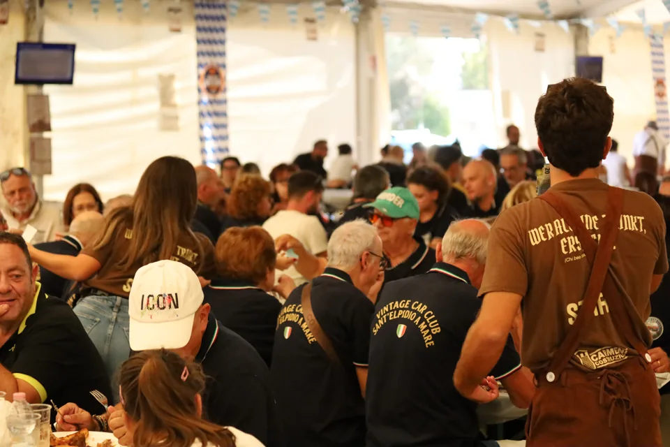 Il pranzo della domenica, tra tavoli pieni e servizio in sala.