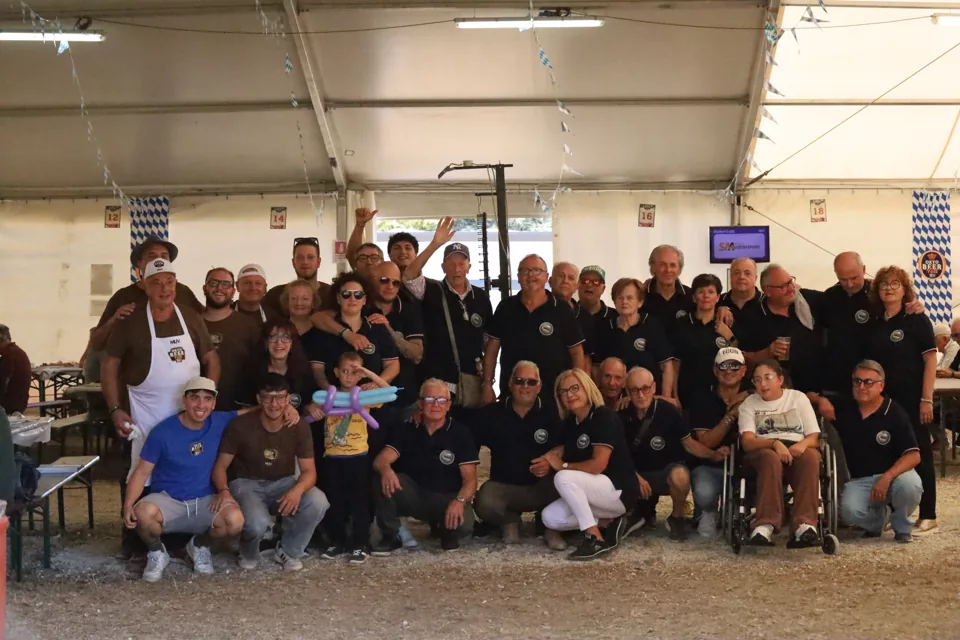 I partecipanti al raduno riuniti per una foto nel tendone.