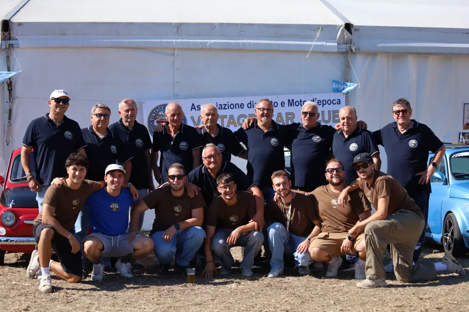 Il gruppo del raduno davanti allo striscione del club.