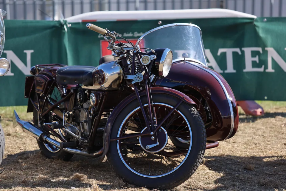 Una moto con sidecar nell'esposizione della domenica.