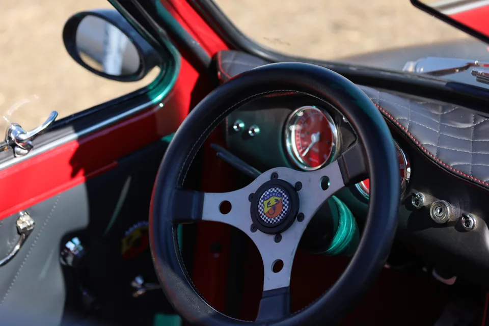 Volante e strumenti nell'abitacolo di un'auto.