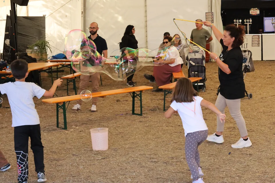 Bolle di sapone e giochi per bambini nel pomeriggio della domenica.