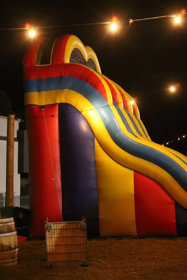 Il gonfiabile illuminato nell'area giochi serale.