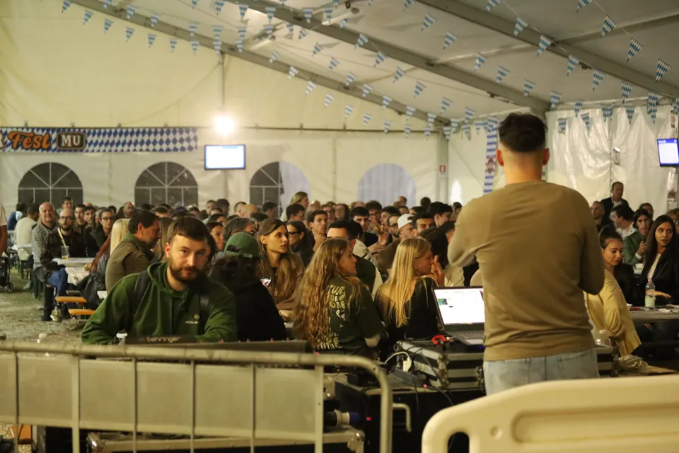 Il conduttore e i tavoli durante il quiz della domenica.