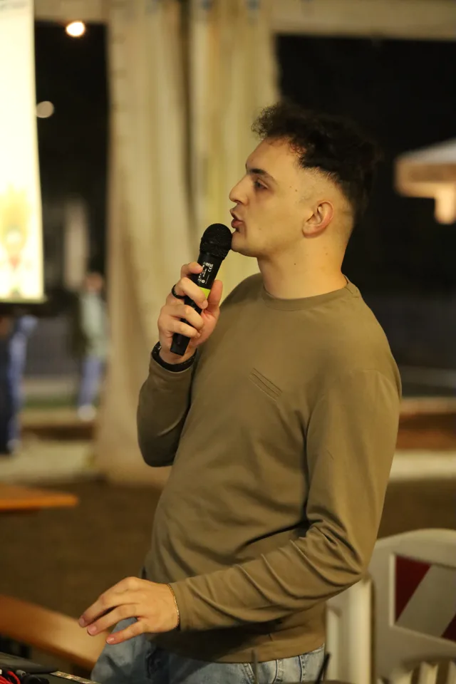 Il conduttore al microfono durante il quiz della domenica.