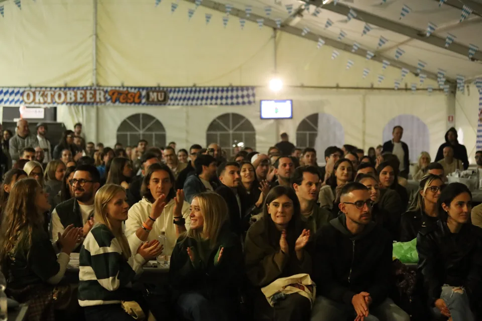 Il pubblico segue il quiz nel tendone.