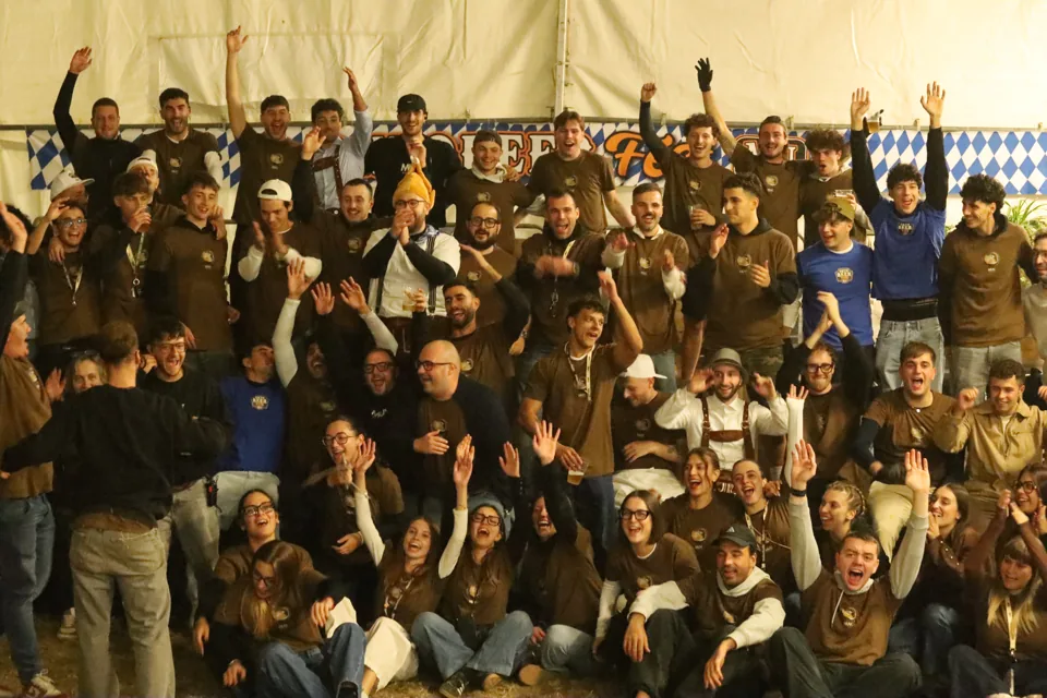 La comunità del festival riunita per il saluto collettivo.