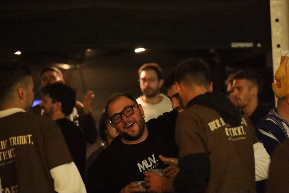 Un abbraccio e sorrisi tra i partecipanti nel finale della festa.
